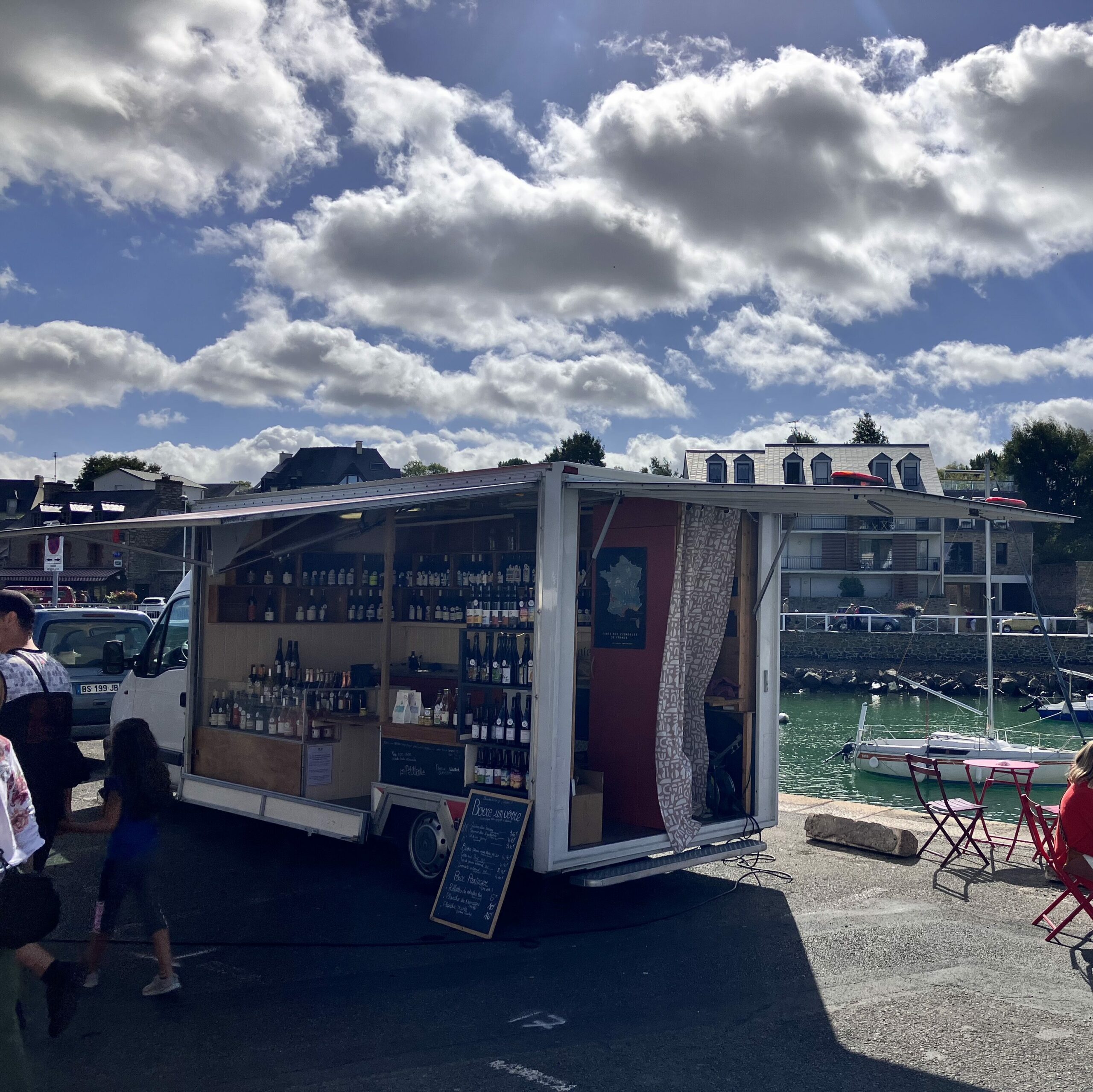 Wine truck à Dahouet sur le port de Pléneuf Val André, Côtes d'Armor