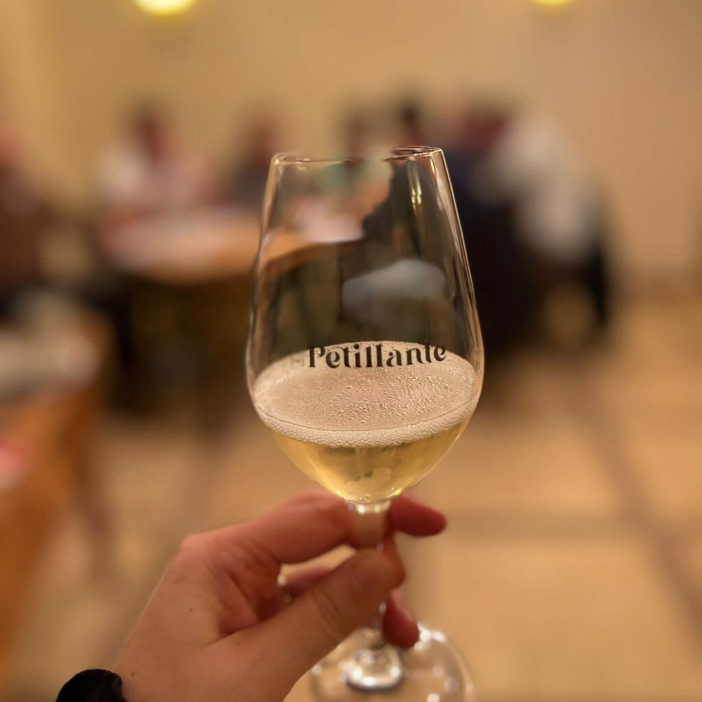 dégustation de vins soirée entre amis team building vin soirée oenologique wine truck événement apprendre à déguster le vin vins naturels la pétillante verre à vin privatisation food truck bretagne