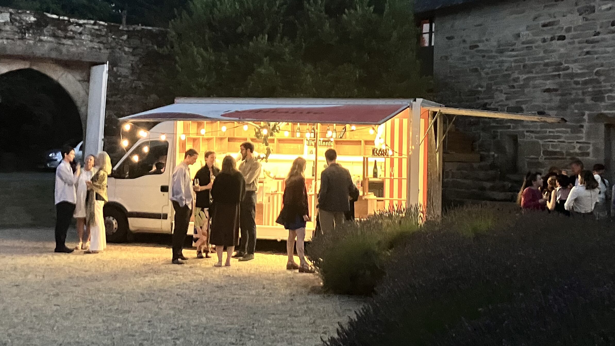 Bar mobile pour mariage en Bretagne avec invités